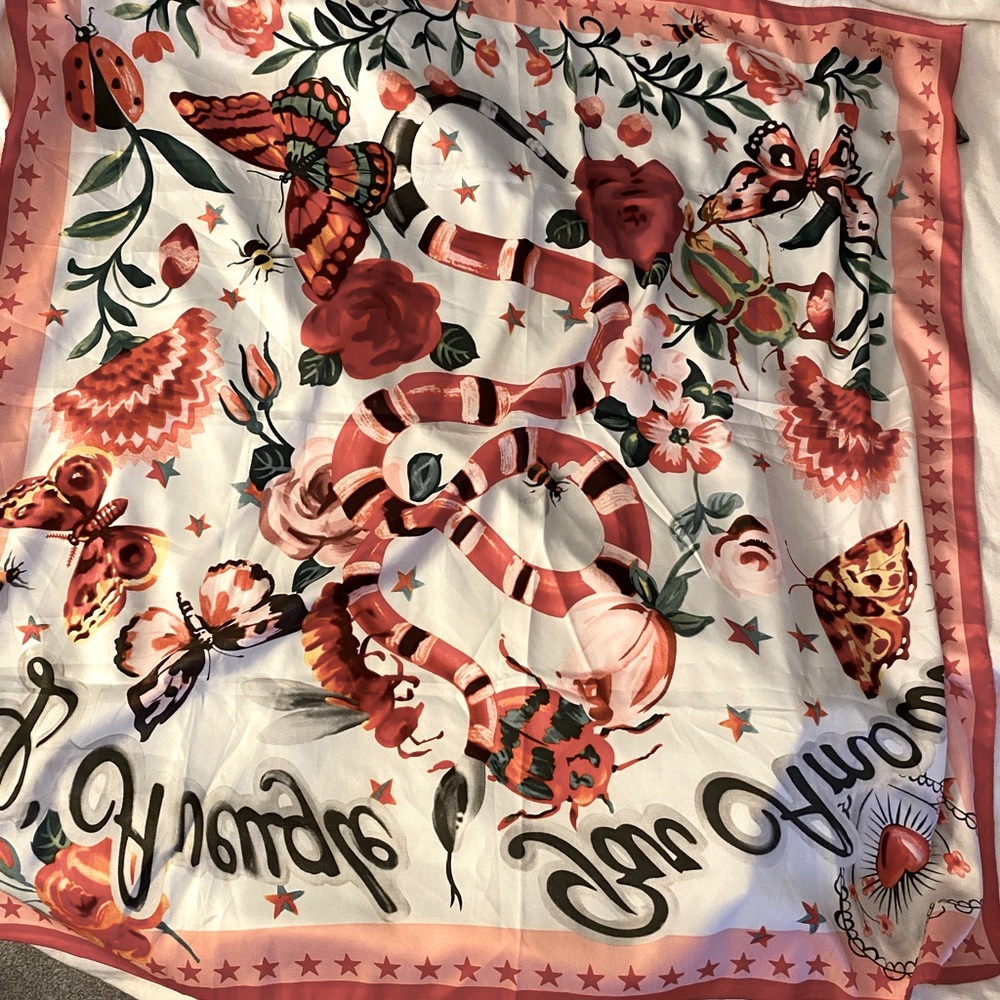 Gucci luxurious Silk scarf